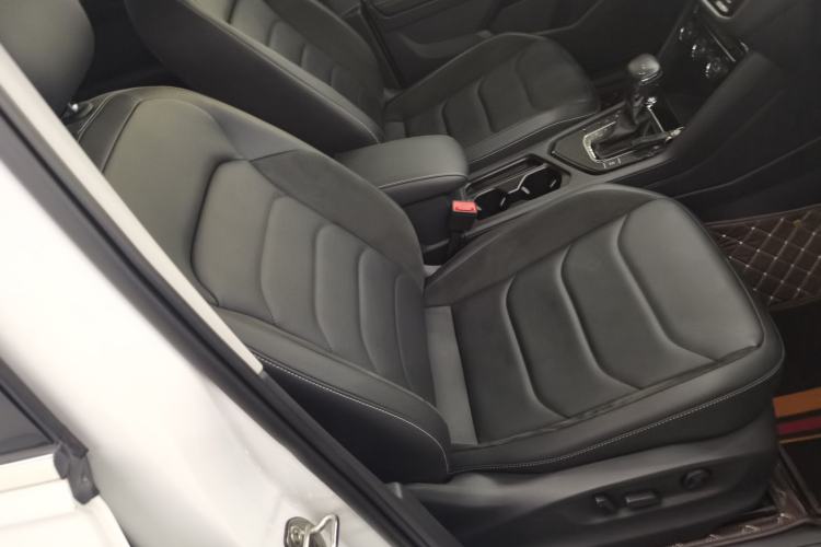 Used Volkswagen Tiguan L 2019 Updated Version 330TSI Automatic Two-Wheel Drive Panoramic Comfort Edition China VI Standard Right Front Seat