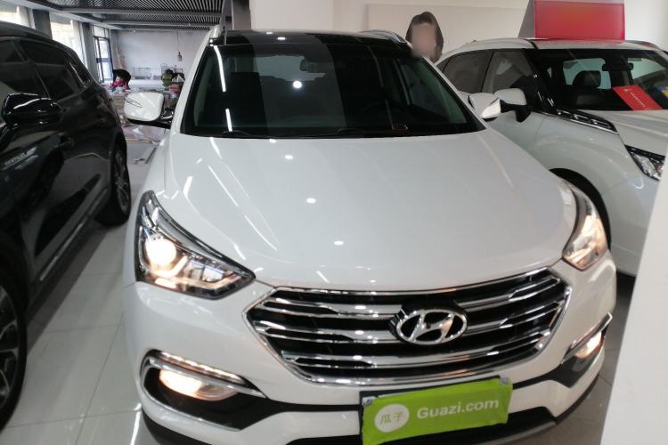 Used Hyundai Santa Fe 2017 2.0T Automatic All-Wheel Drive Smart 7-Seater Front