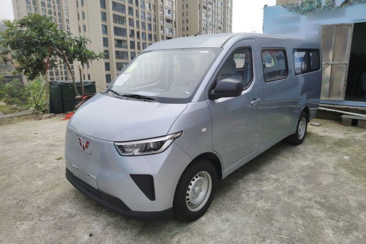 Used Wuling Yangguang 2024 300KM Comfort Version Passenger Van 75kW
