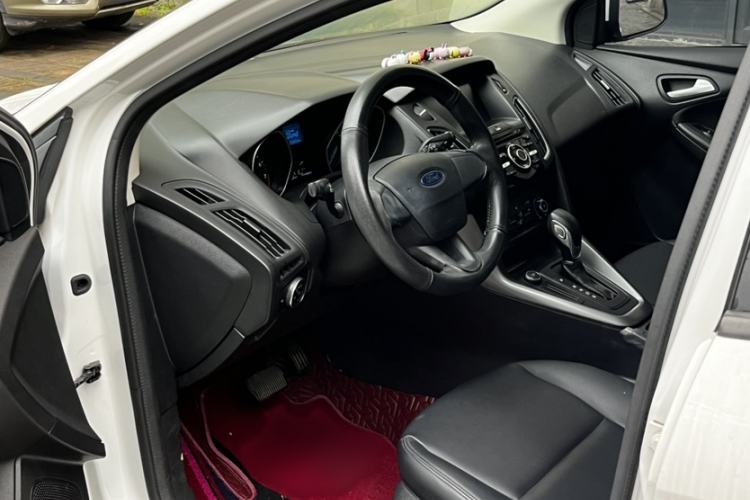 Used Ford Focus 2017 Hatchback 1.6L Automatic Comfort Plus SmartDrive Edition Interior 2