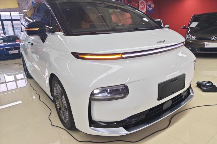 Used Geely Galaxy LEVC L380 2024 140-Degree 8-Seater Four-Wheel Drive Max Front Right 45 Deg