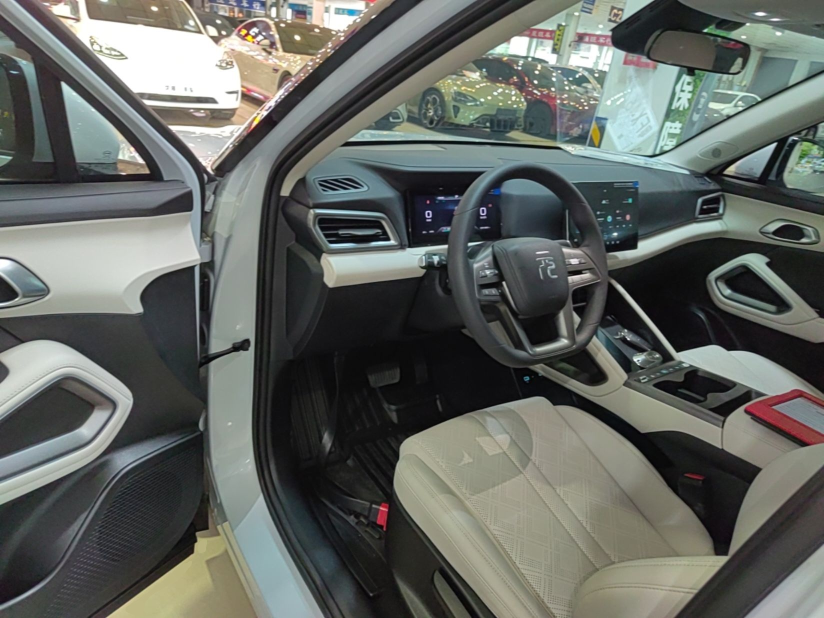 BYD Yuan UP 2025 Model 301KM Leading Version — снимка 18