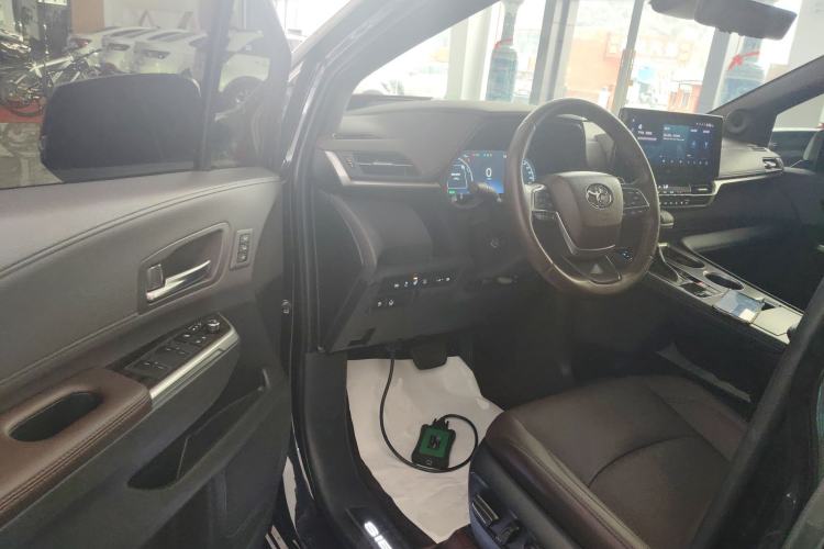 Used Toyota Sienna 2023 2.5L Hybrid Platinum Edition