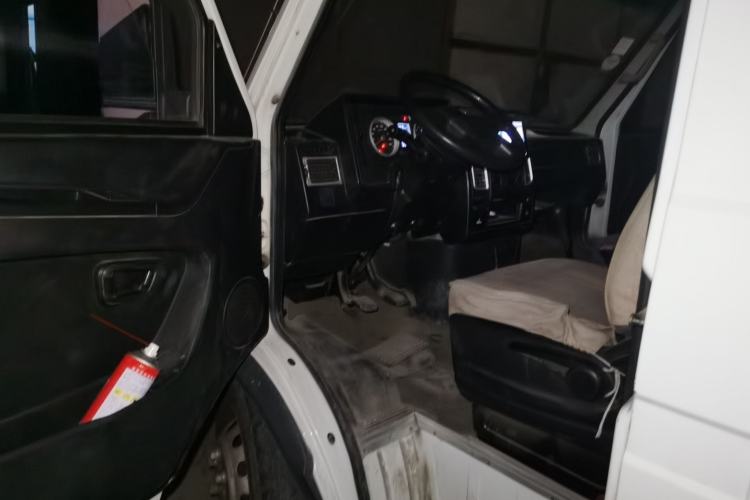 Used Iveco Daily 2017 2.8T V35 Box Truck Low Roof 3-Seater Model 43S5 Driver Seat