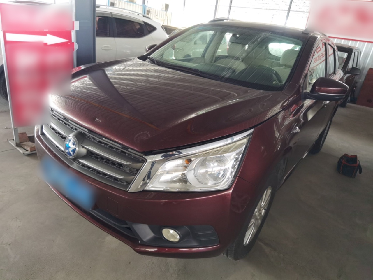 Под передней частью автомобиля