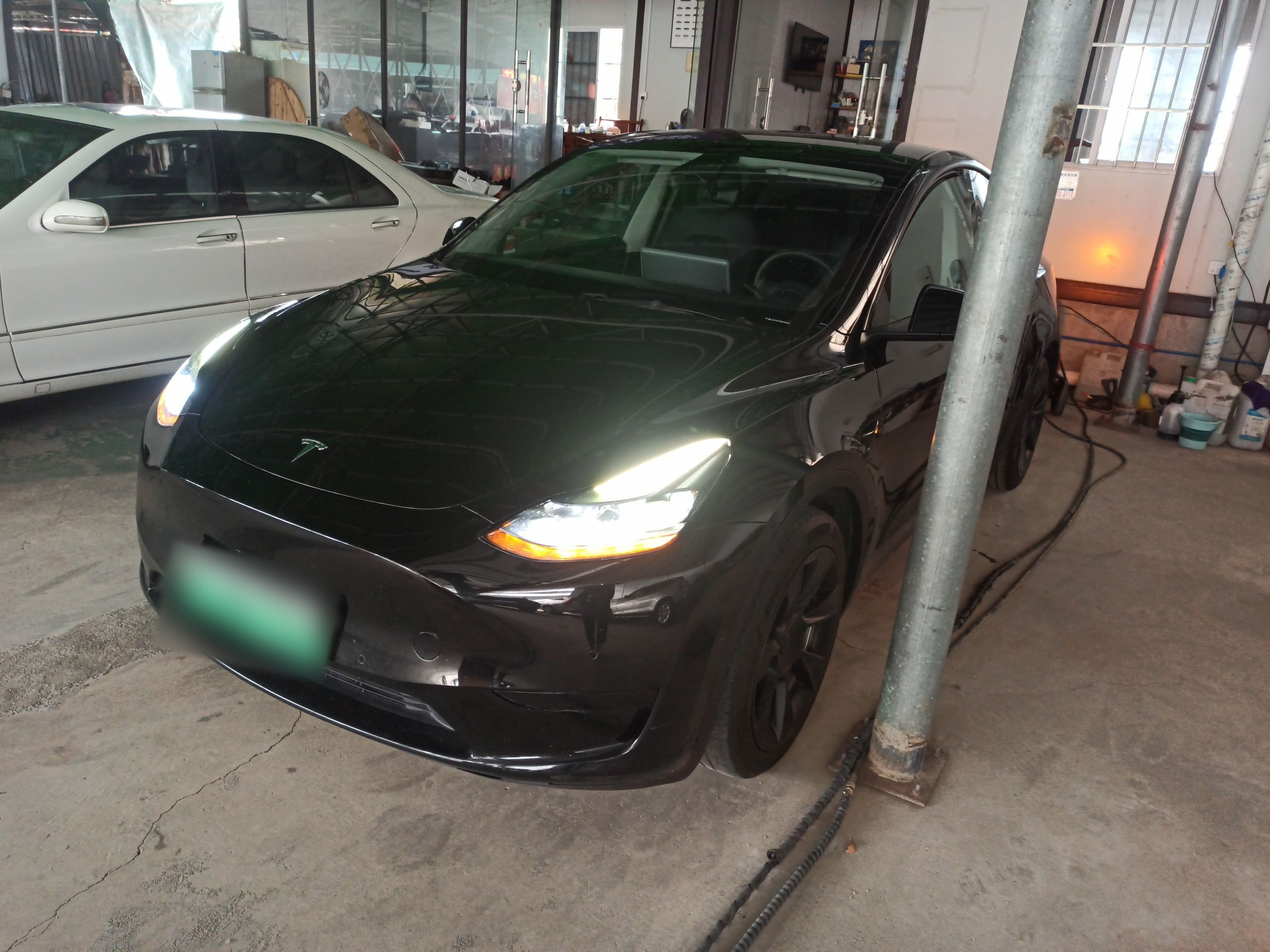 تحت مقدمة السيارة