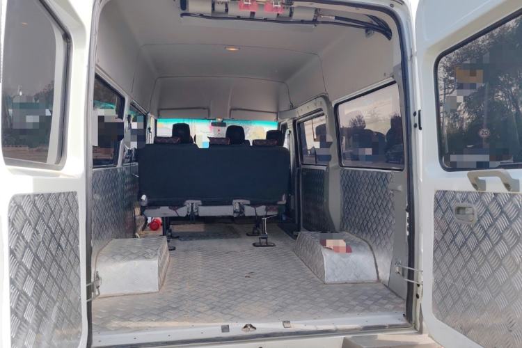 Used Iveco Daily 2021 2.5T A35 M1 Passenger Van 5-9 Seater Short Wheelbase Mid-Roof Design Dual Tires Side Sliding Door
