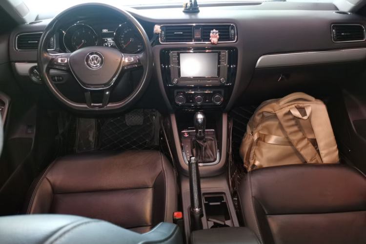 Used Volkswagen Sagitar 2018 1.6L Automatic Comfort Model Center Console