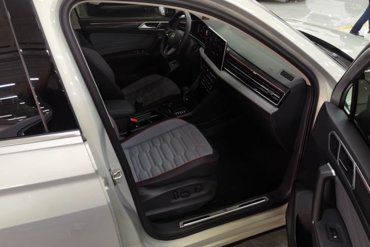 Used Volkswagen Tiguan L 2023 Restyled 330TSI Automatic Two-Wheel Drive R-Line Flagship Edition Right Front Seat