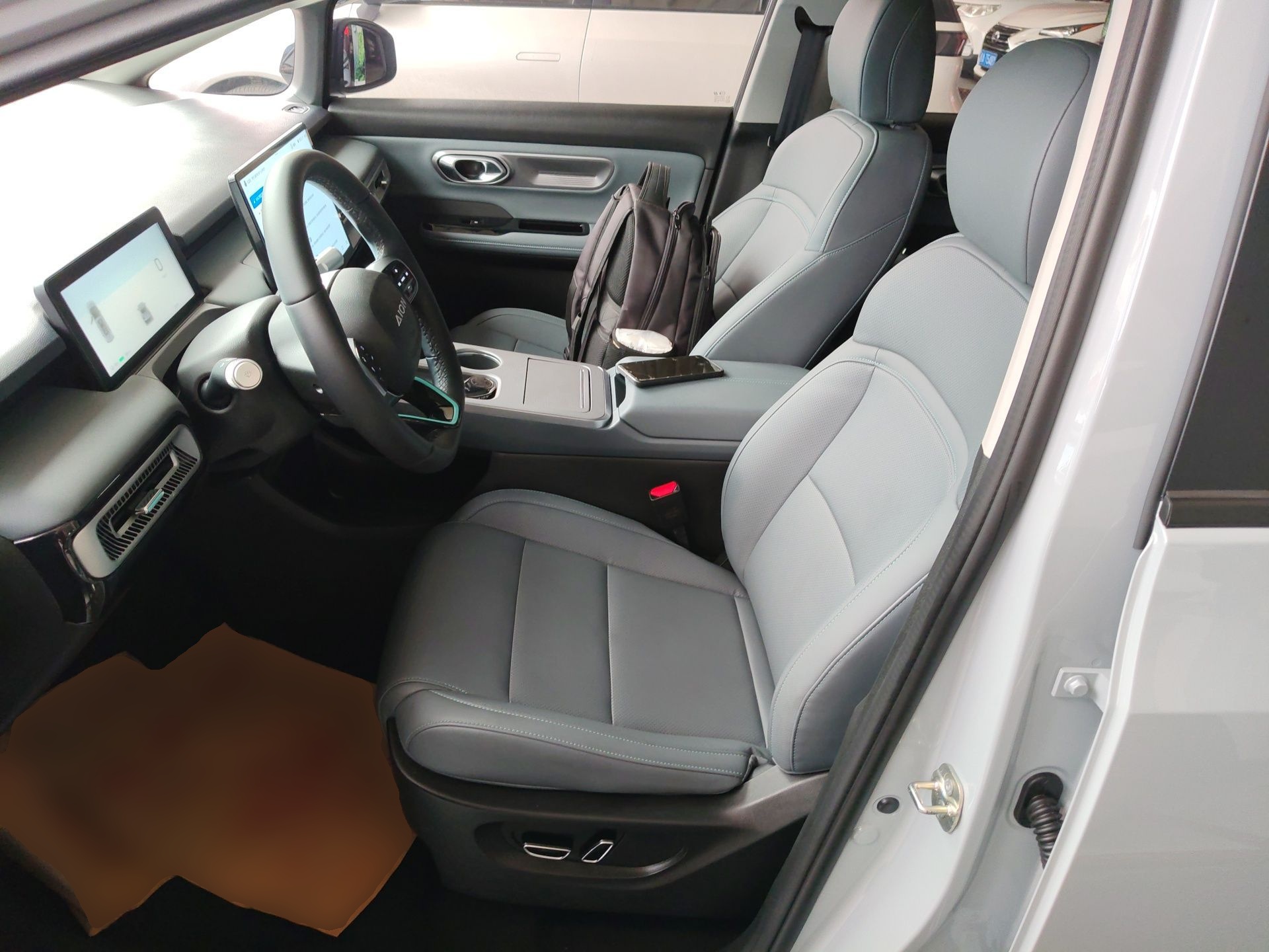 المقاعد الأمامية داخل السيارة