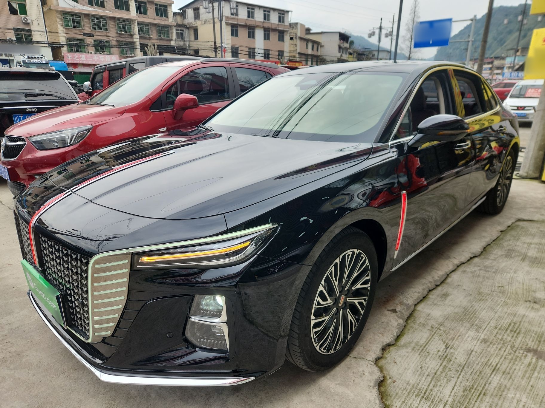 تحت مقدمة السيارة