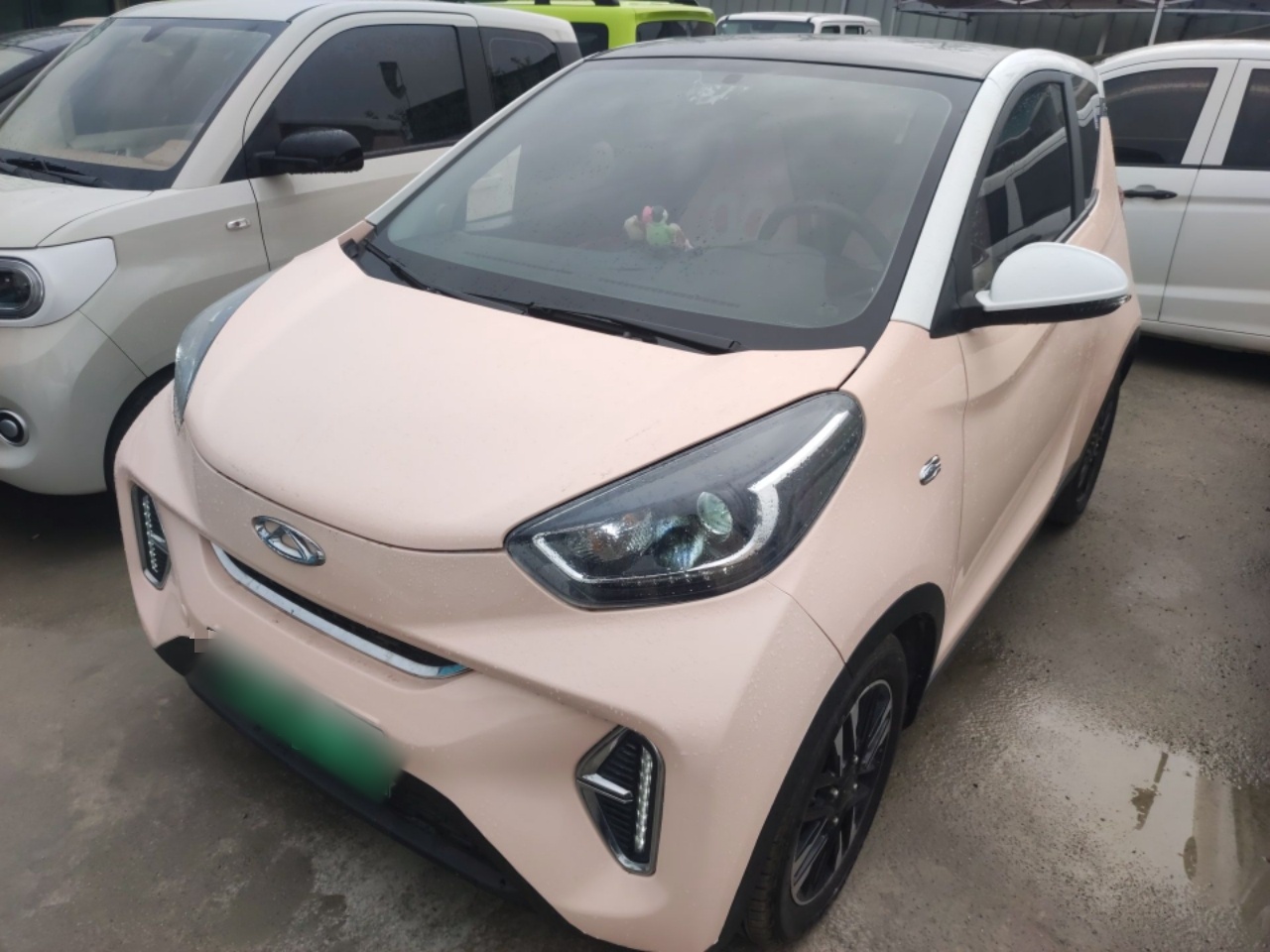 تحت مقدمة السيارة