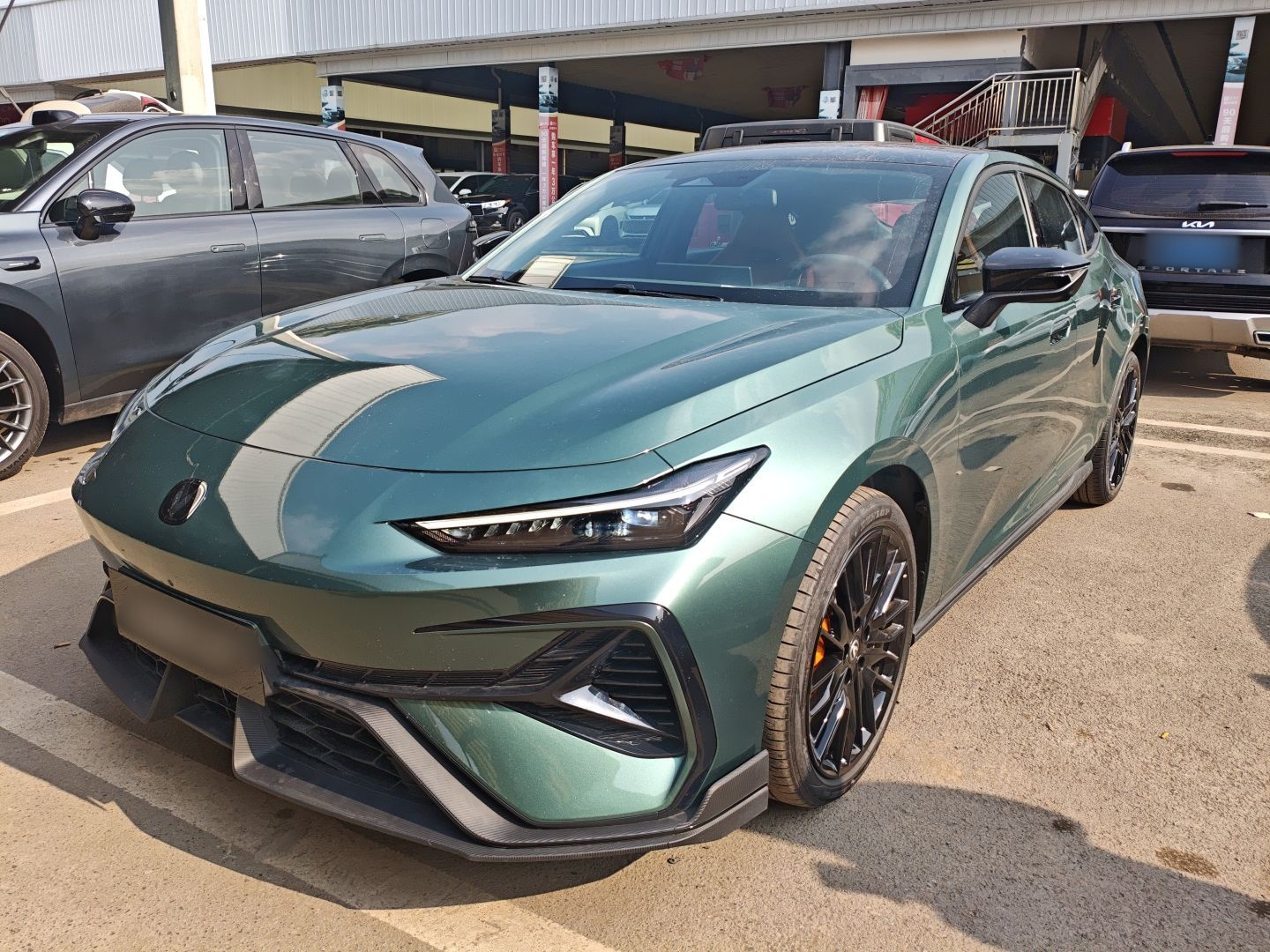 تحت مقدمة السيارة