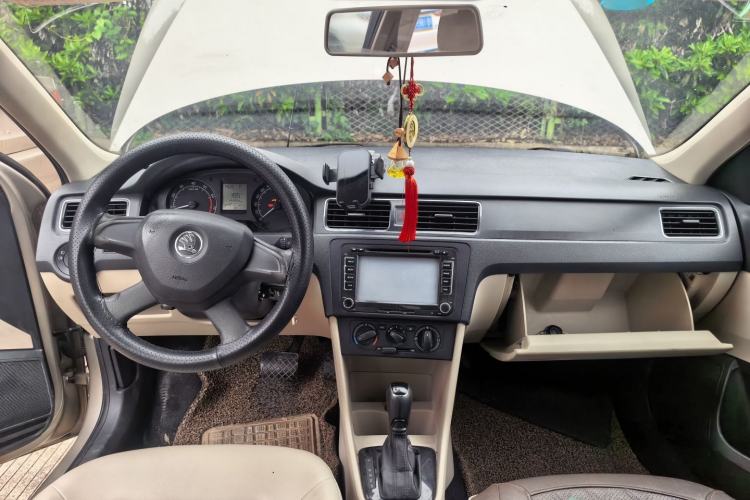 Used Skoda Rapid 2013 1.6L Automatic Smart Selection Model Center Console