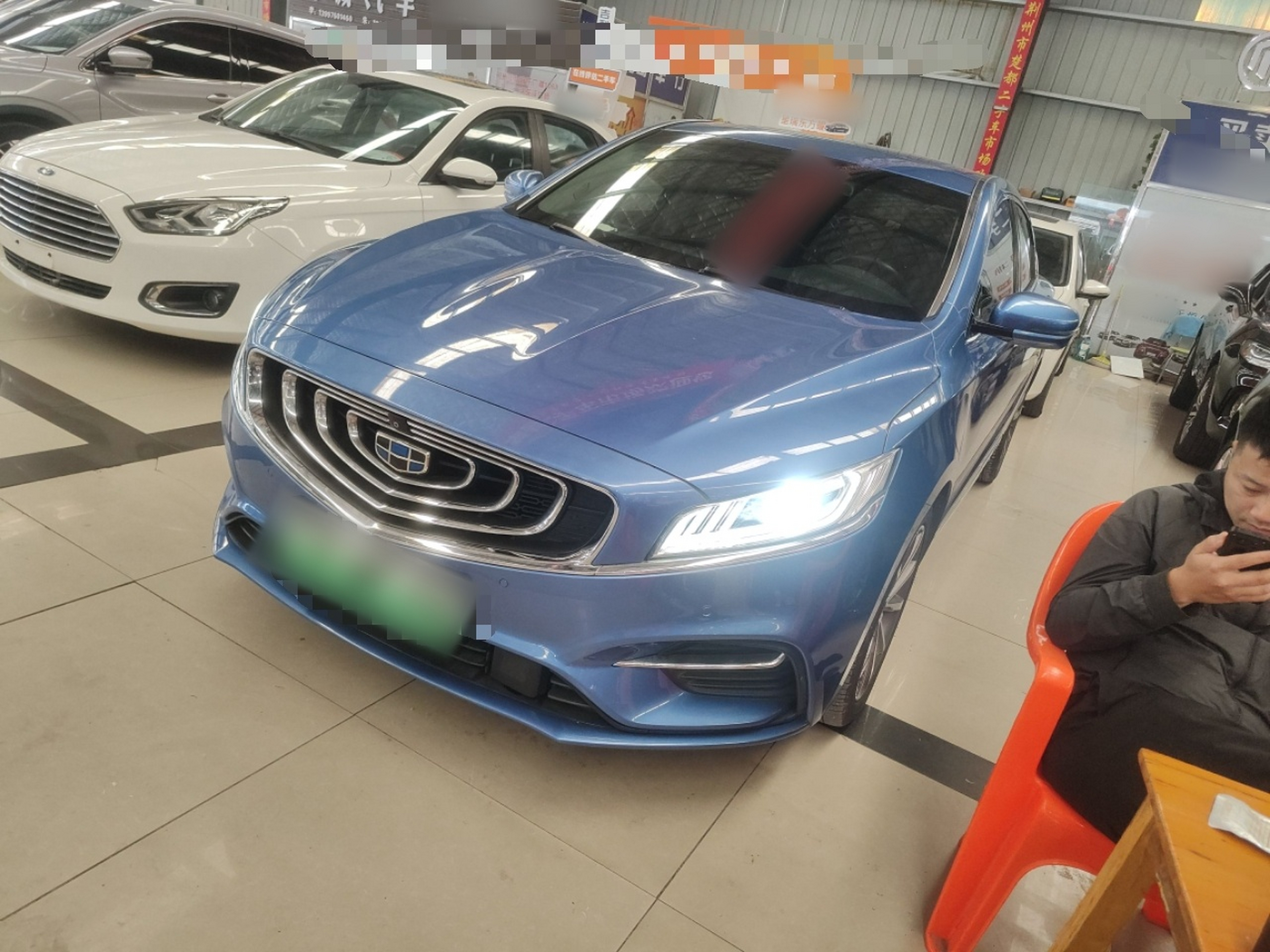 تحت مقدمة السيارة