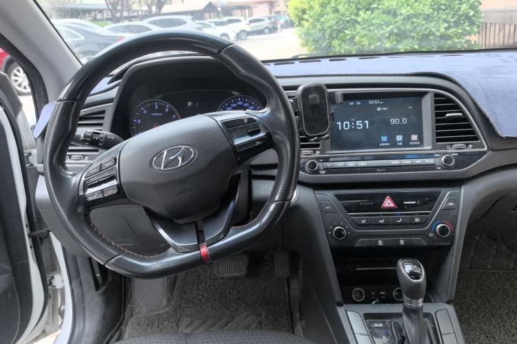 Used Hyundai Elantra (6th Generation / Lingdong) 2018 1.4T Dual-Clutch Xuan Dong · Dynamic Edition Center Console