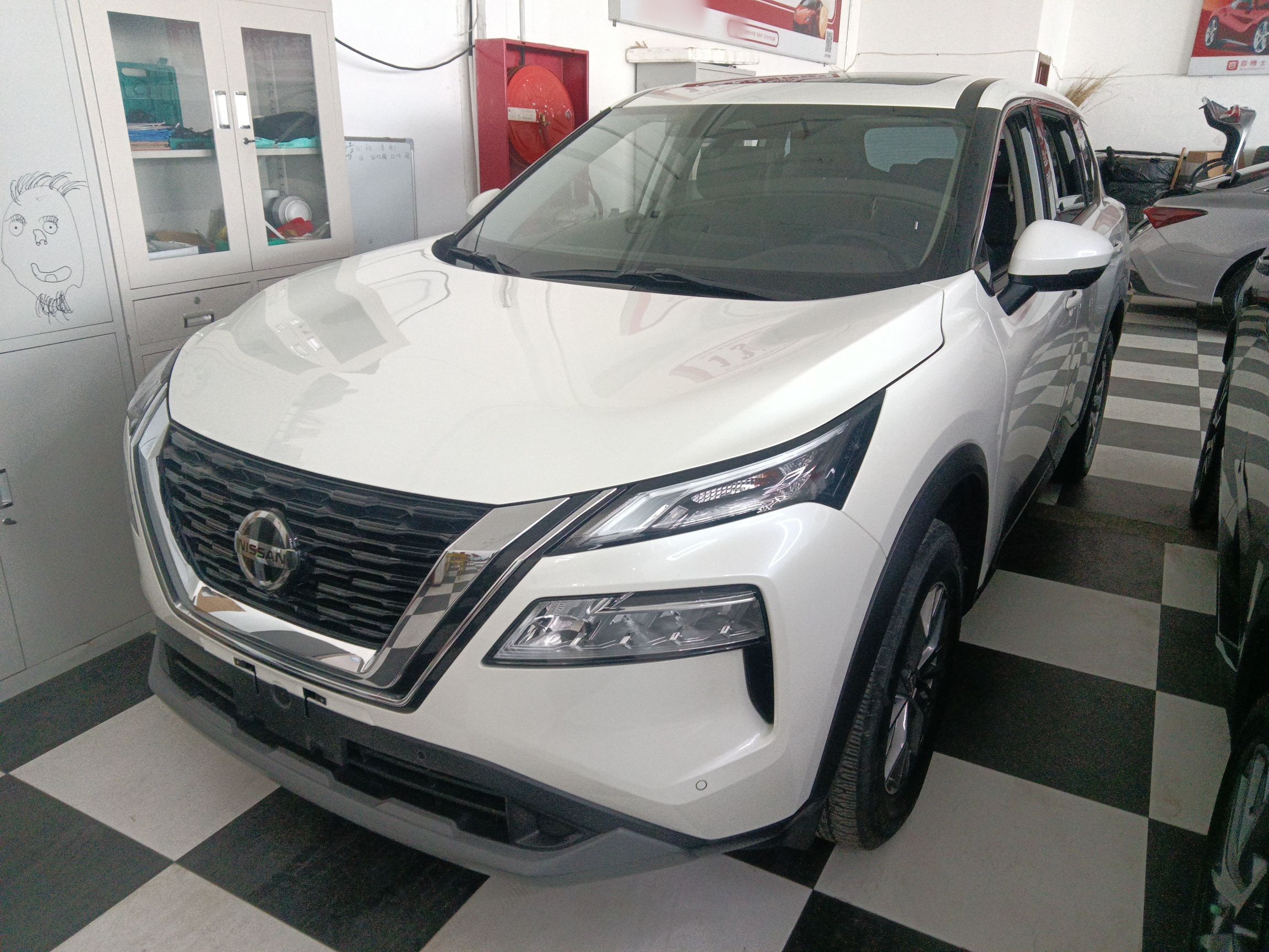 تحت مقدمة السيارة