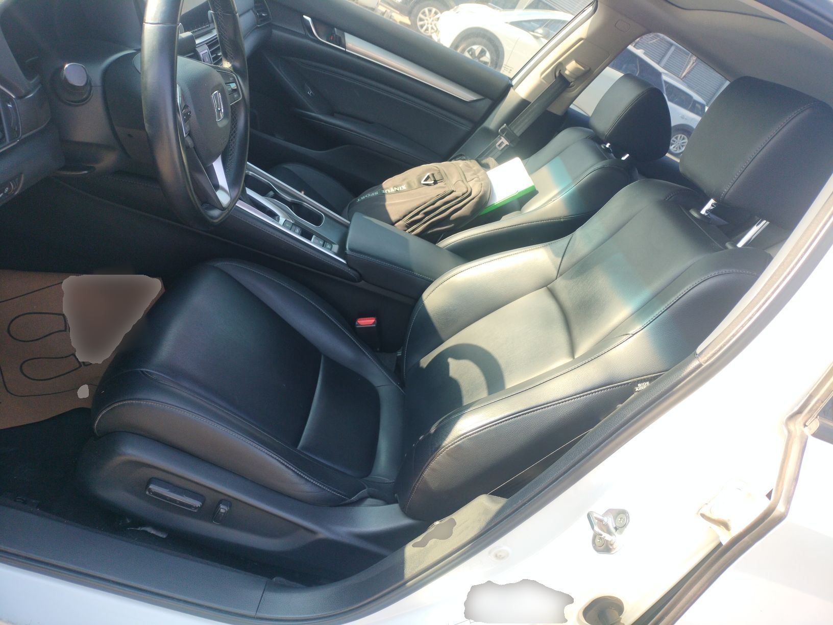 Переднее сиденье в автомобиле