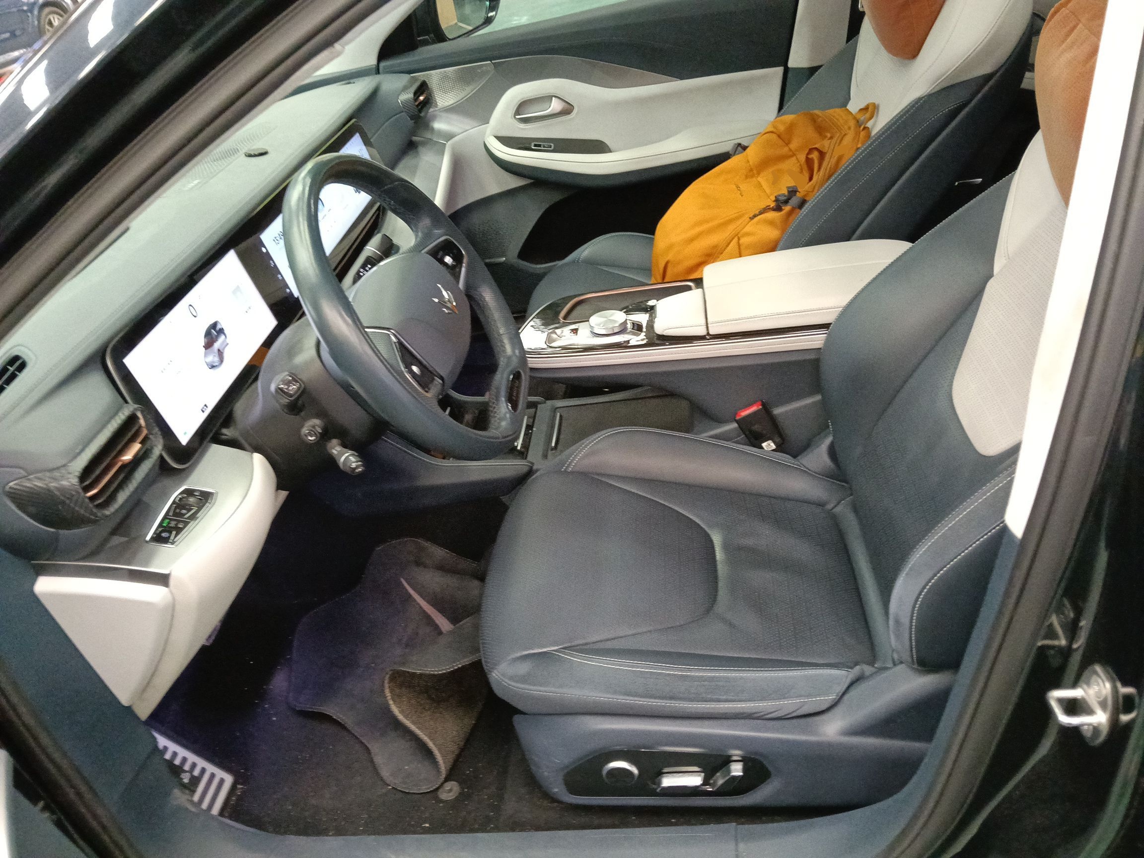 المقاعد الأمامية داخل السيارة