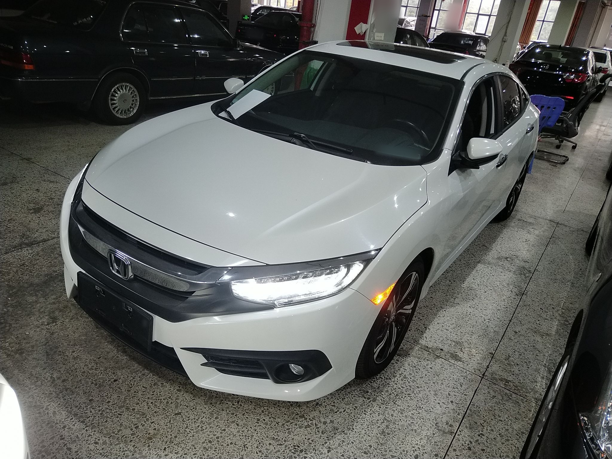 تحت مقدمة السيارة