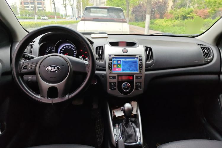 Used Kia Forte 2014 1.6L AT Premium Model Center Console