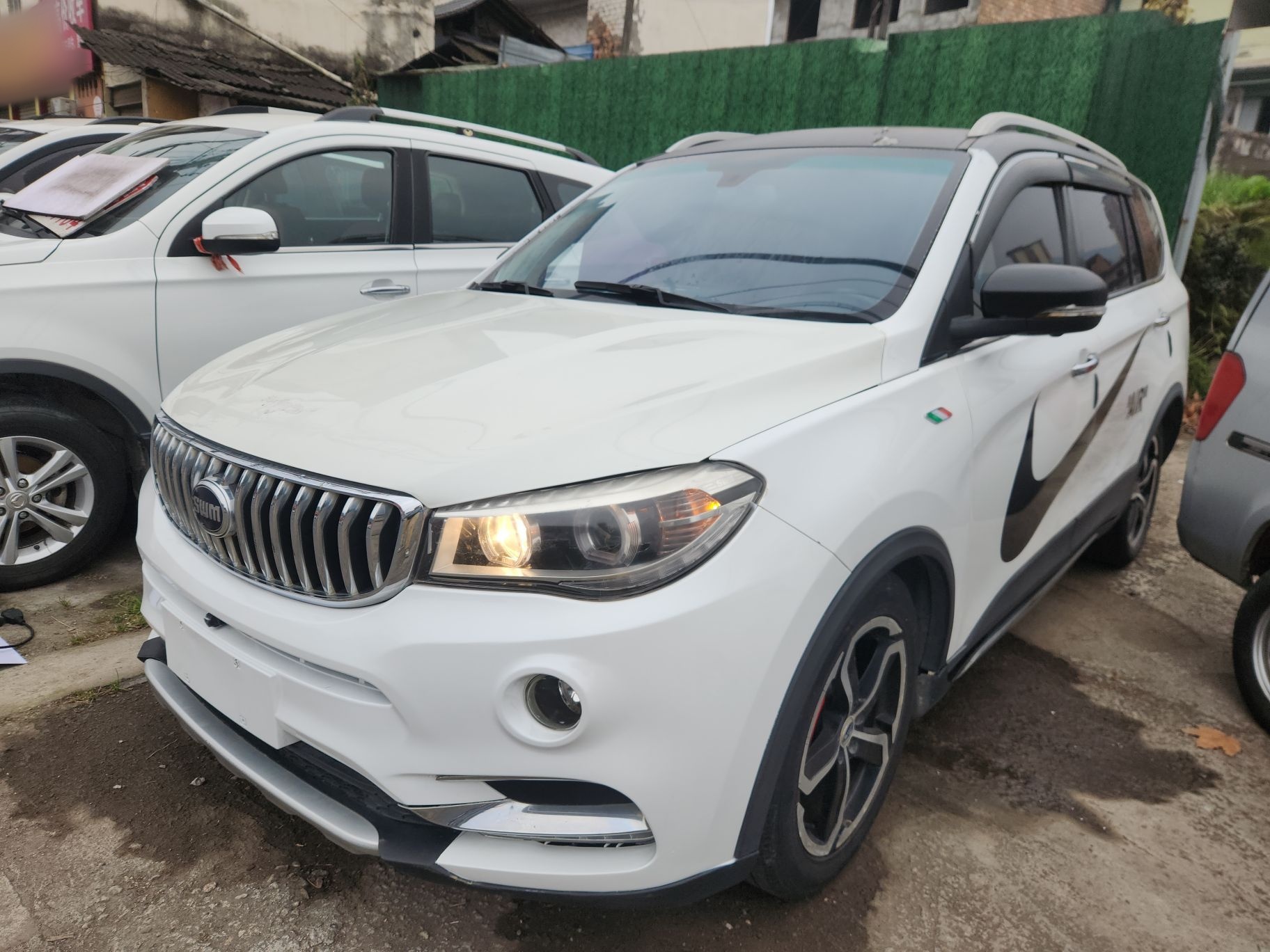 Под передней частью автомобиля