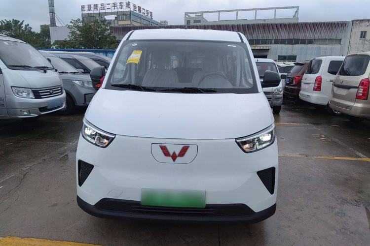 Used Wuling Yangguang 2024 300KM Comfort Version Passenger Van 75kW