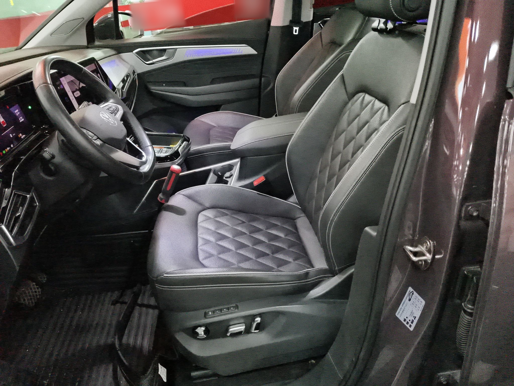 المقاعد الأمامية داخل السيارة