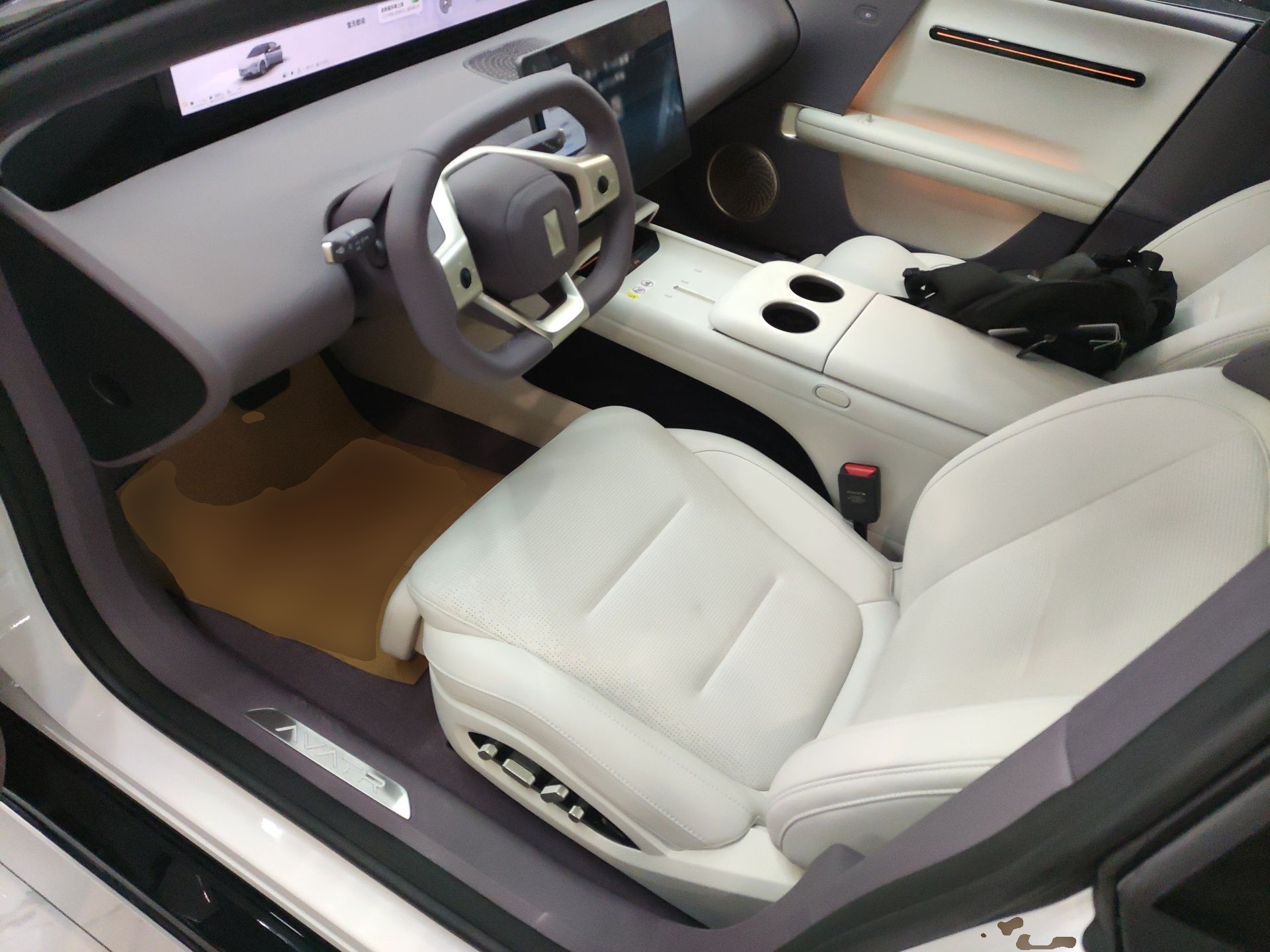 المقاعد الأمامية داخل السيارة