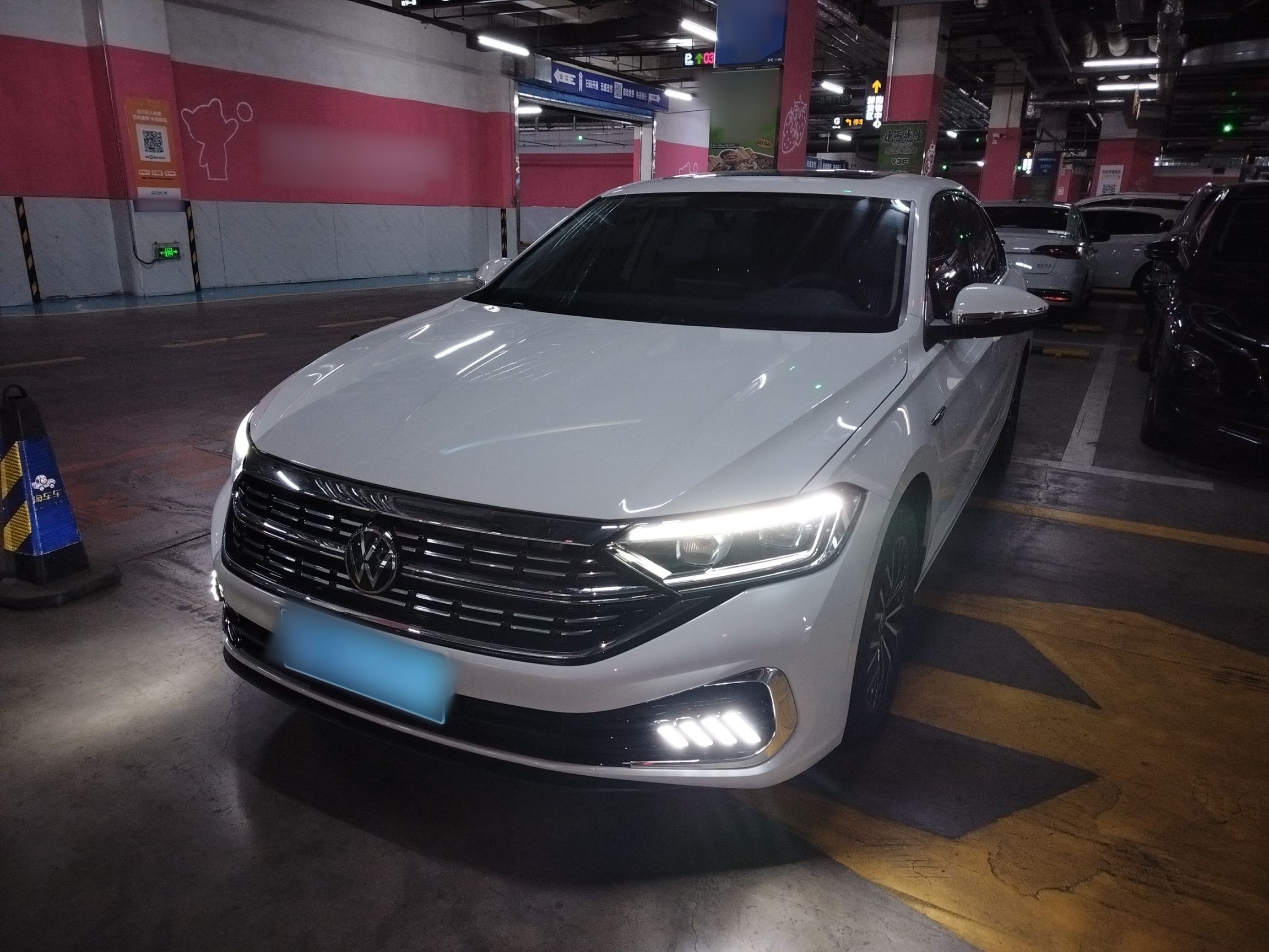 Под передней частью автомобиля