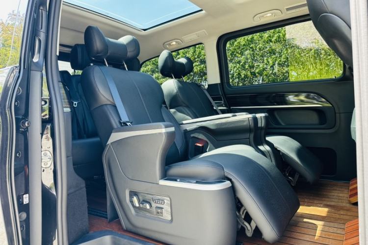 Used Mercedes-Benz V-Class 2017 V 260 Avantgarde Edition
