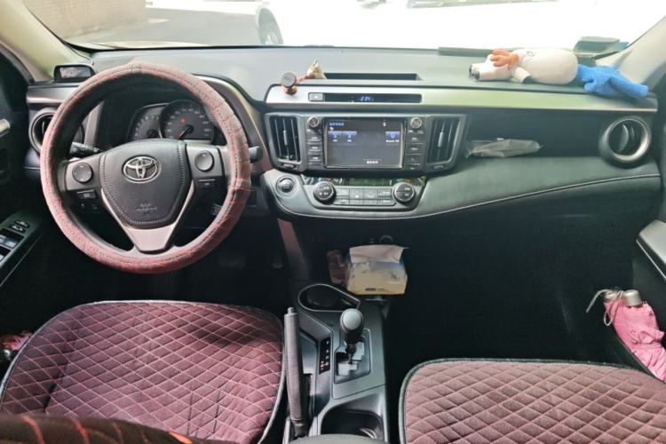 Used Toyota RAV4 2016 2.0L CVT Two-Wheel Drive Fashion Edition China V Standard
