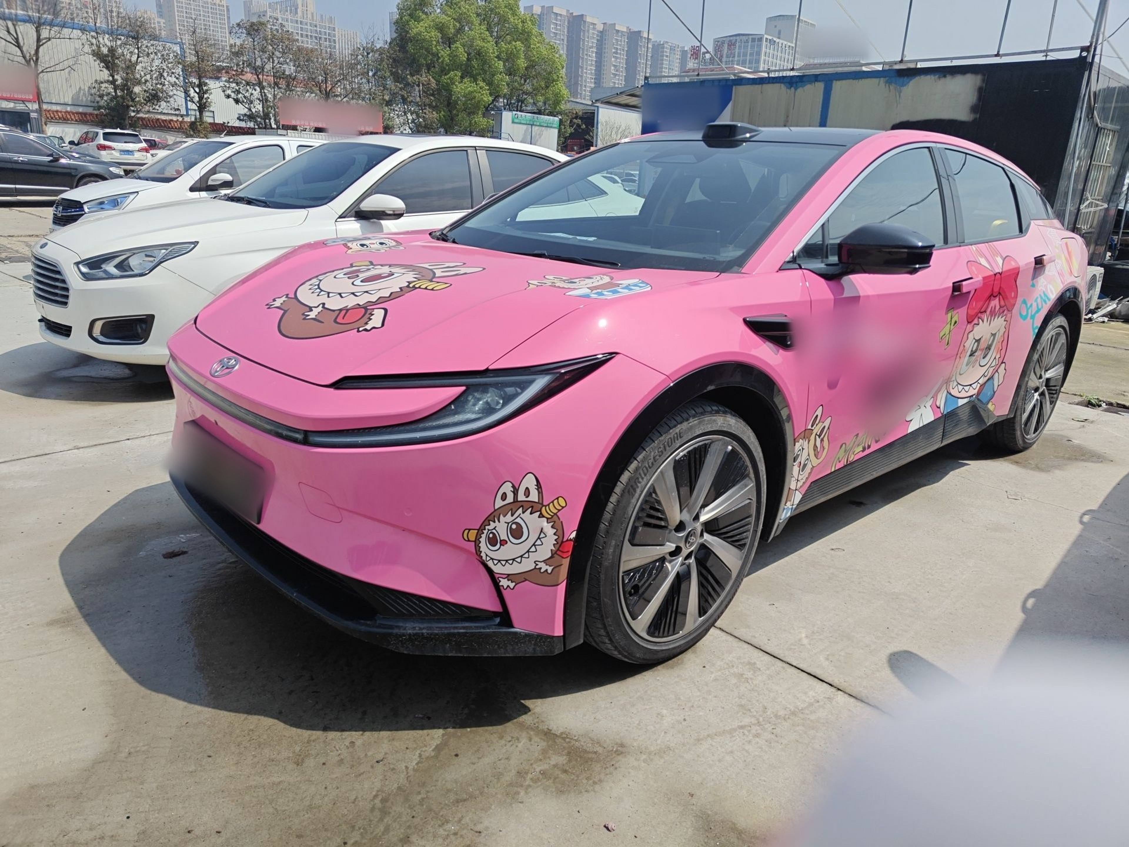 Под передней частью автомобиля