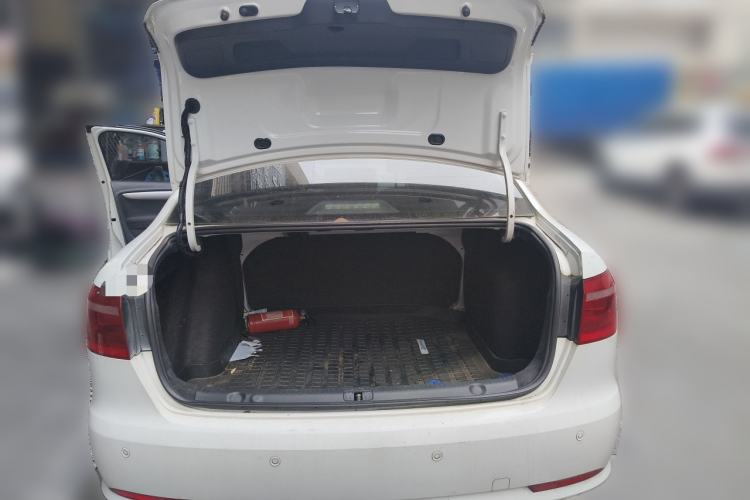 Used Volkswagen Lavida 2013 1.6L Automatic Fashion Edition Trunk