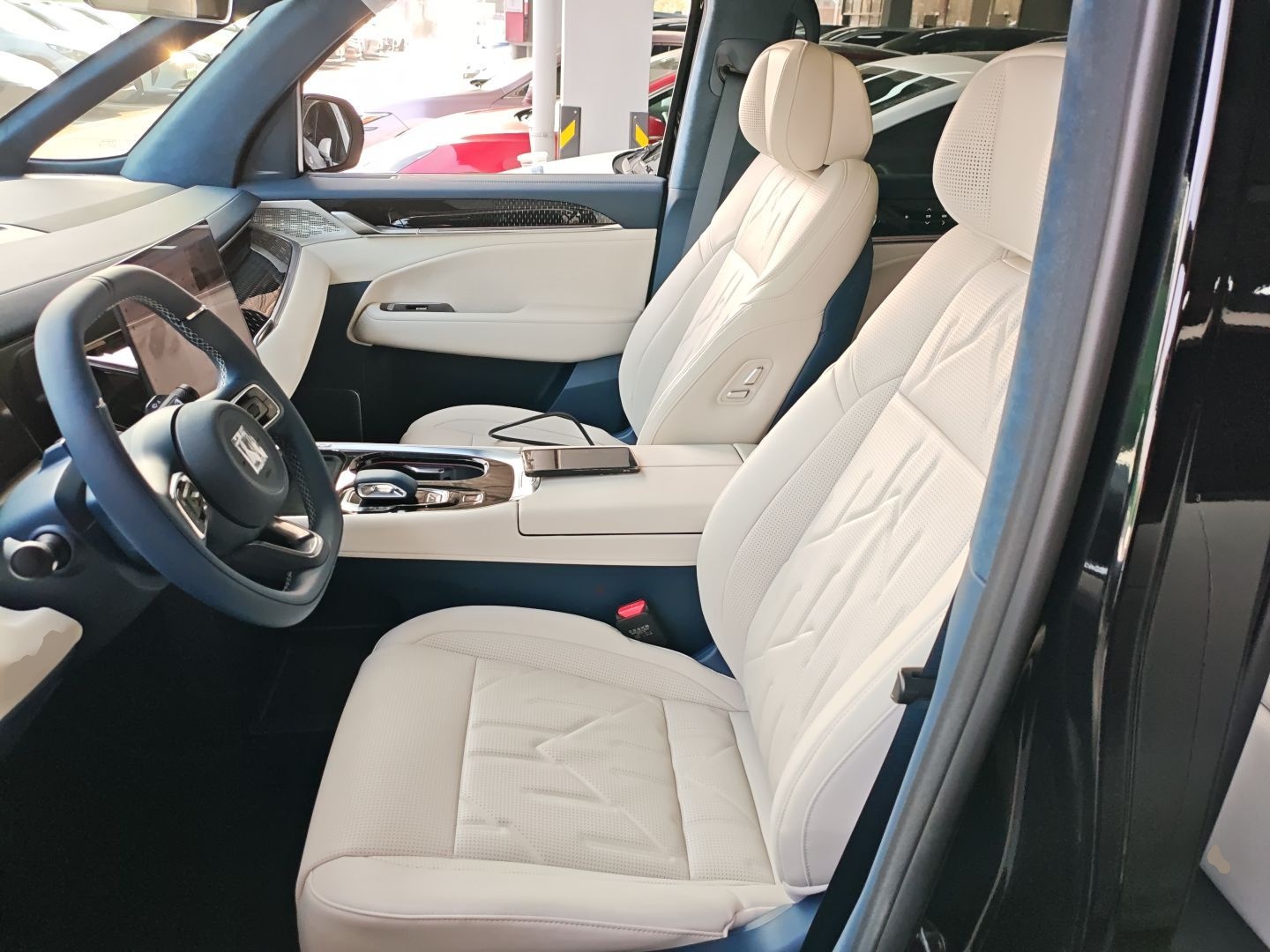 المقاعد الأمامية داخل السيارة