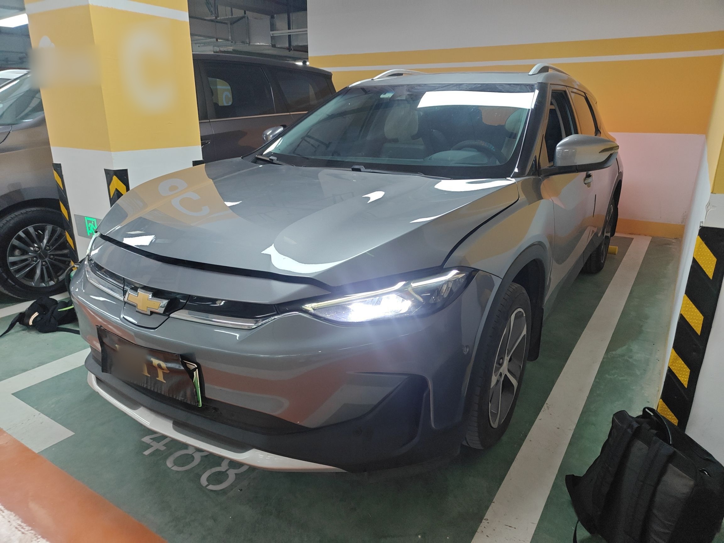 Под передней частью автомобиля