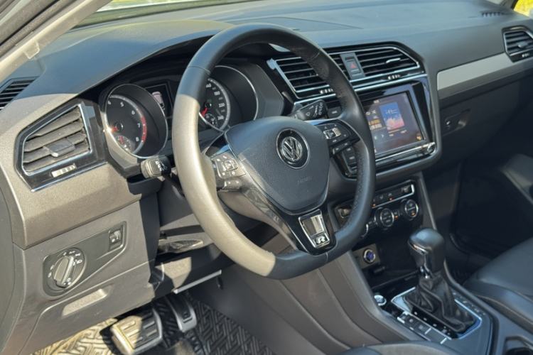 Used Volkswagen Tiguan L 2019 330TSI Automatic Two-Wheel Drive Panoramic Comfort Edition China VI Standard
