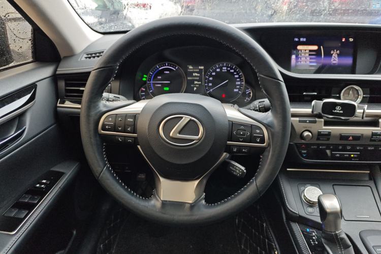 Used Lexus ES 2015 300h Comfort Edition
