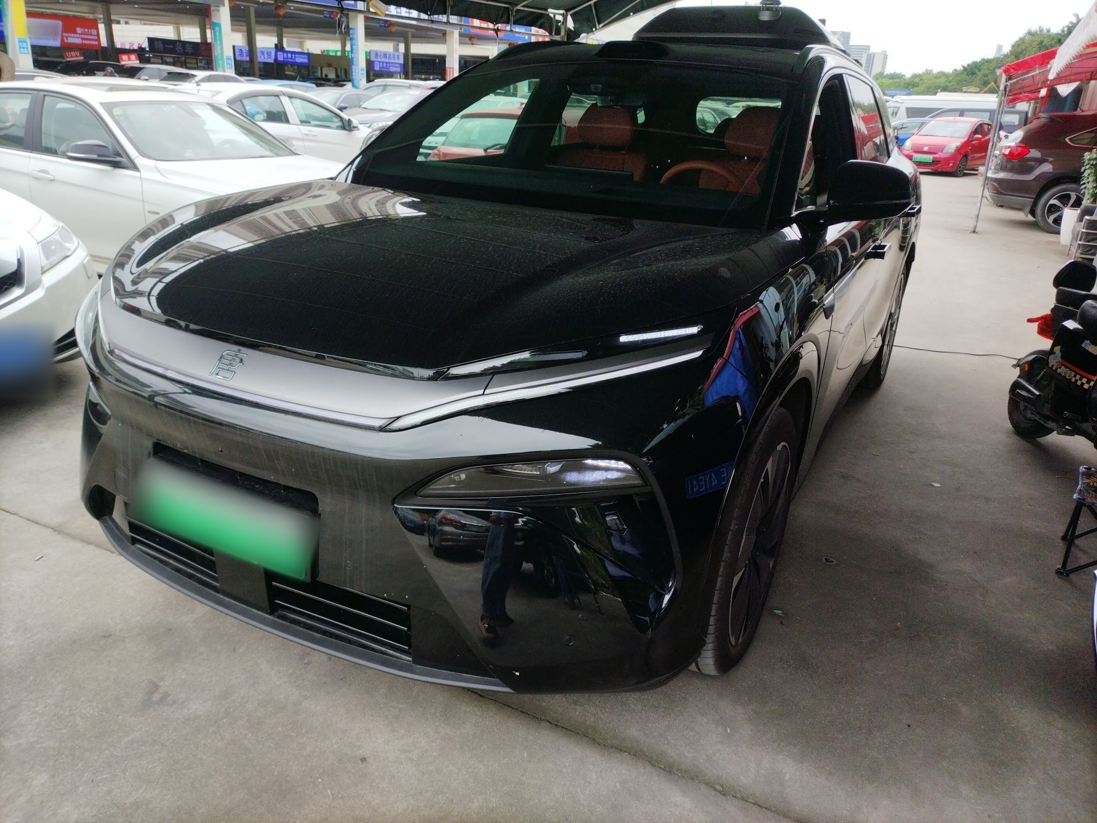 Под передней частью автомобиля