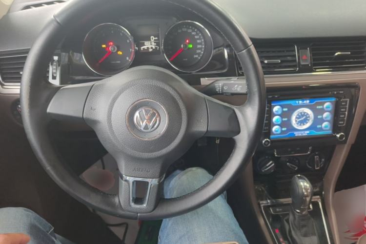 Used Volkswagen Bora 2014 1.6L Automatic Comfort Model Center Console