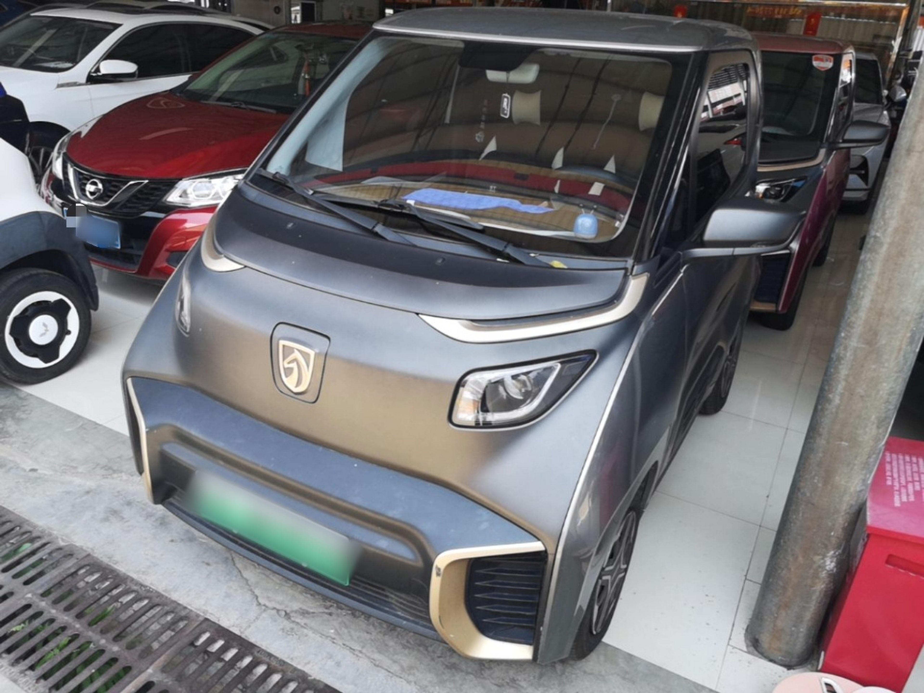 Под передней частью автомобиля