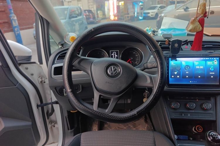 Used Volkswagen Touran 2016 Volkswagen Touran L 280TSI Manual Trend Edition Steering Wheel
