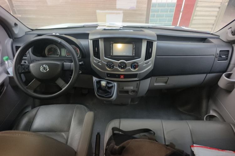 Used Dongfeng Yufeng 2016 2.5T Lingyun Van Short Wheelbase Mid-Roof China V Standard ZD25 Center Console