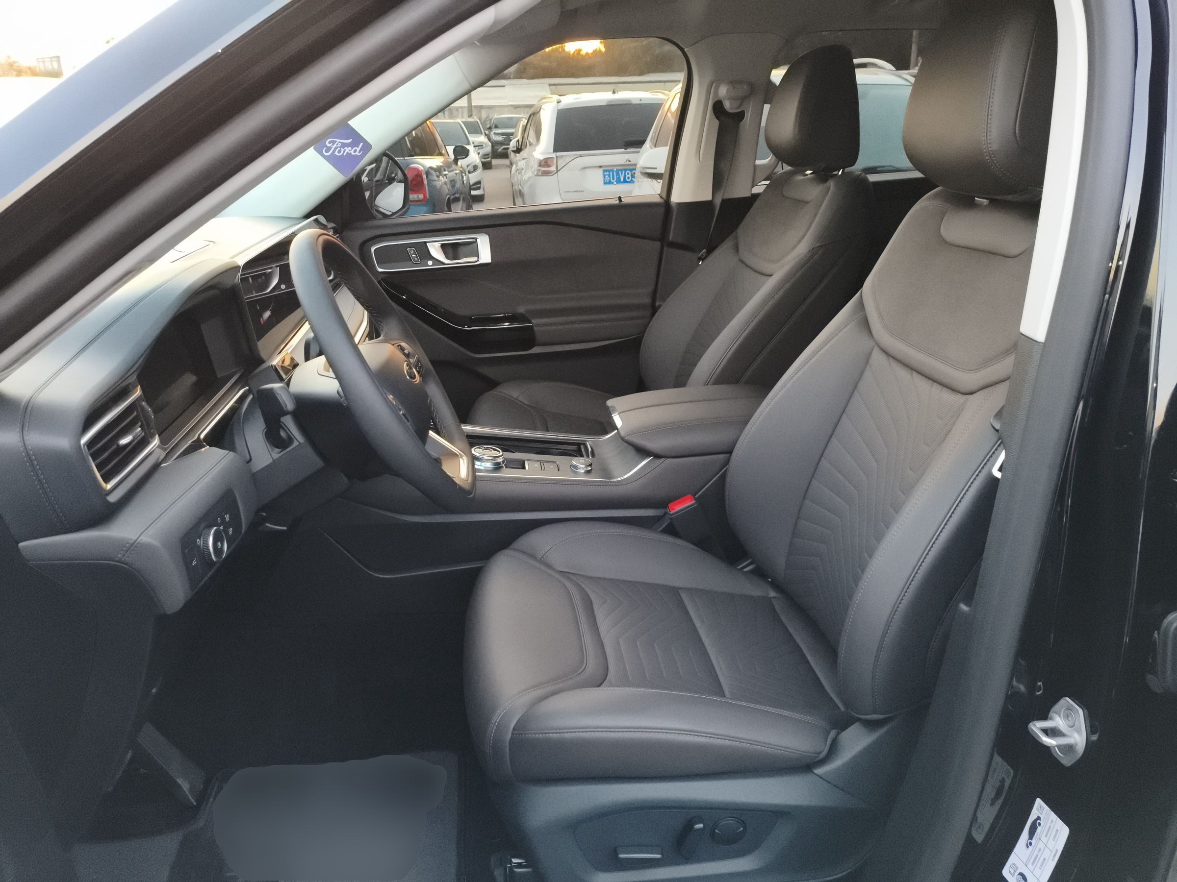 المقاعد الأمامية داخل السيارة