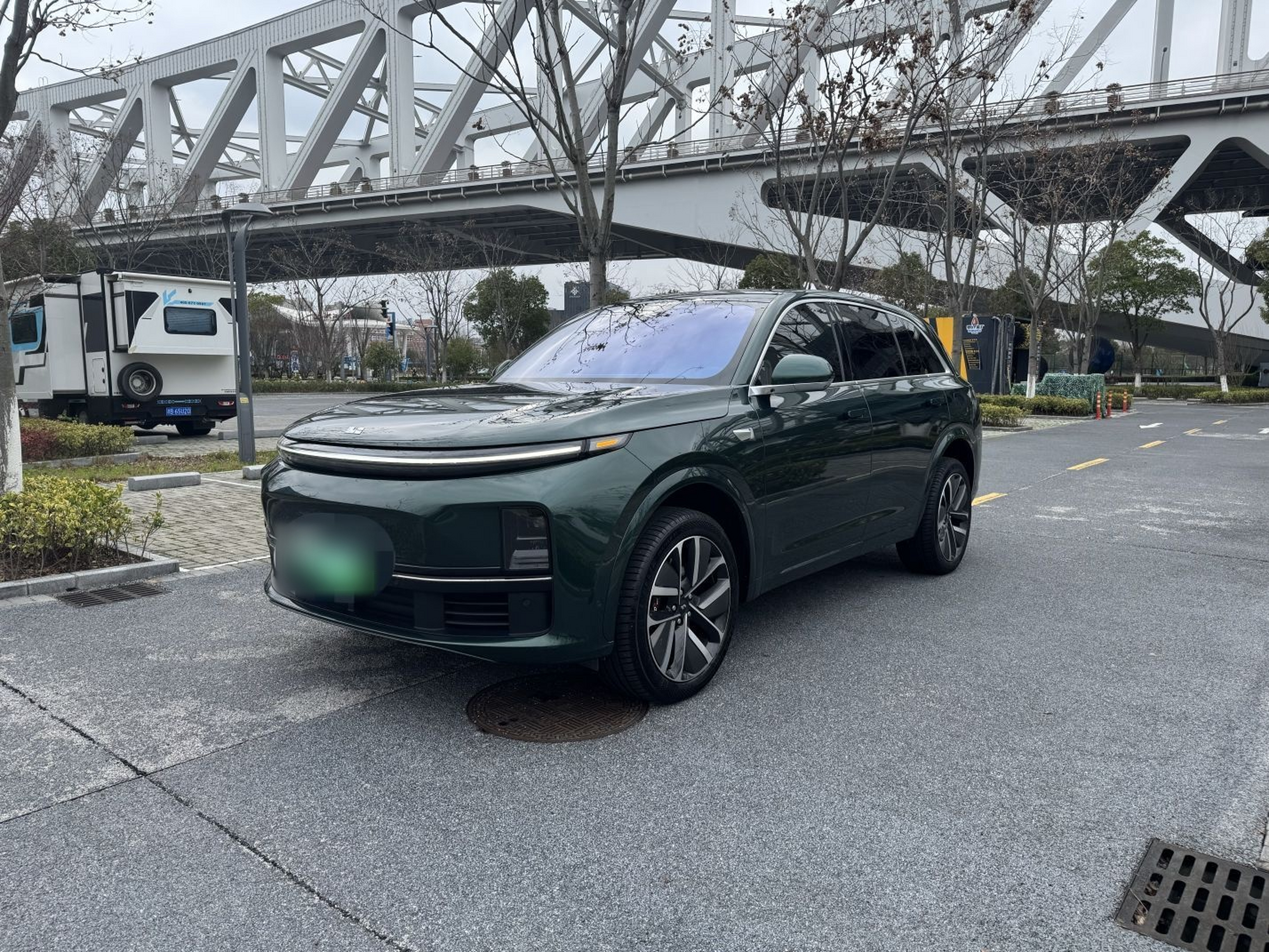 Под передней частью автомобиля