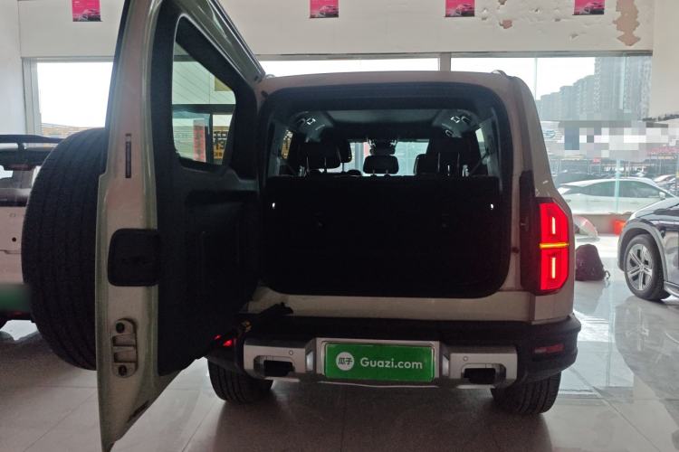 Used Formula Leopard 5 2023 Navigator Edition Trunk