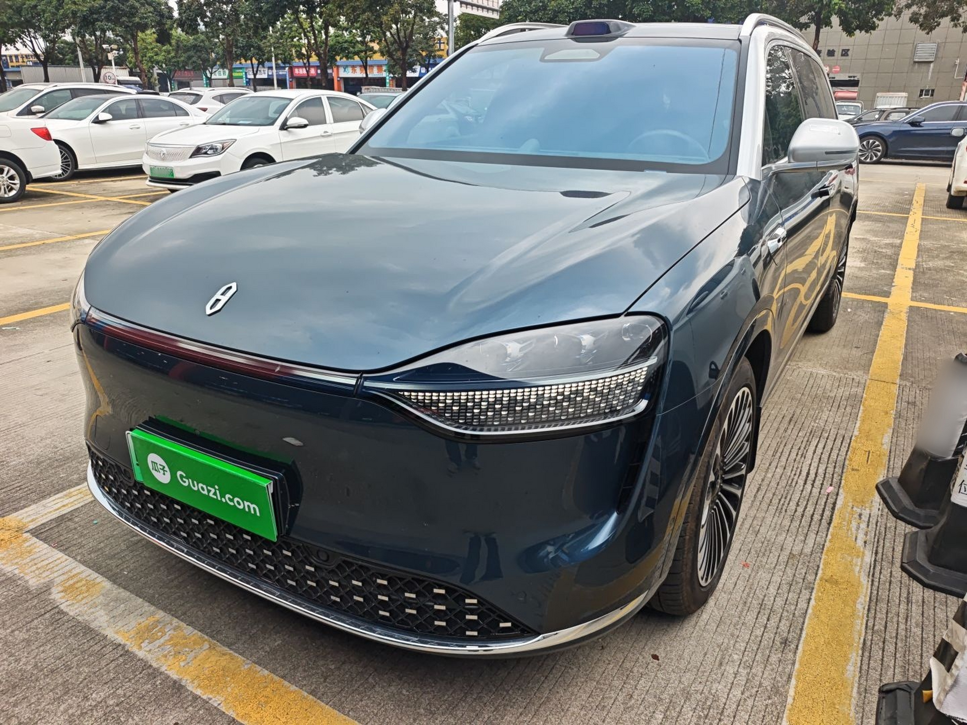 Под передней частью автомобиля