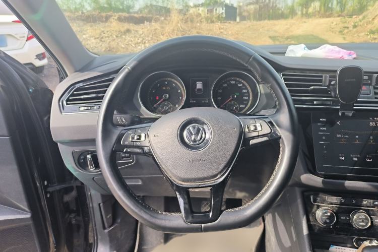 Used Volkswagen Tiguan L 2019 Updated Version 330TSI Automatic Two-Wheel Drive Panoramic Comfort Edition China VI Standard Steering Wheel