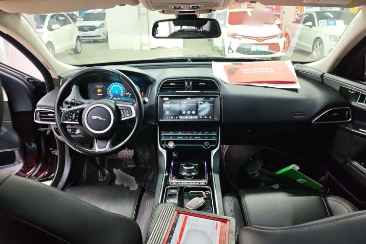 Used Jaguar XEL 2019 2.0T 200 PS Deluxe Edition Center Console