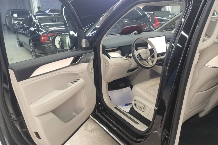 Used Volvo EM90 2025 Ultra Six-Seater
